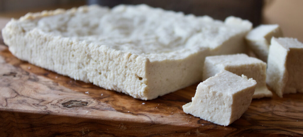 Tofu hecho con leche de soja casera y sulfato de calcio